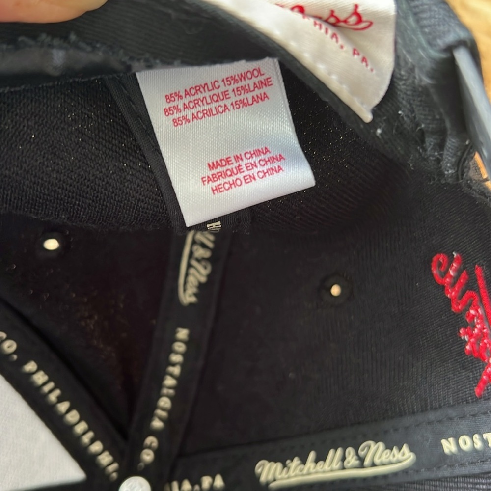 Raptors-Mitchell & Ness Black and Red Hat - Picture 7 of 8
